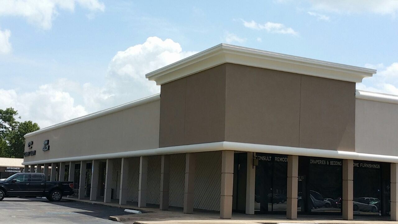 Exterior view of Kingwood Center storefronts